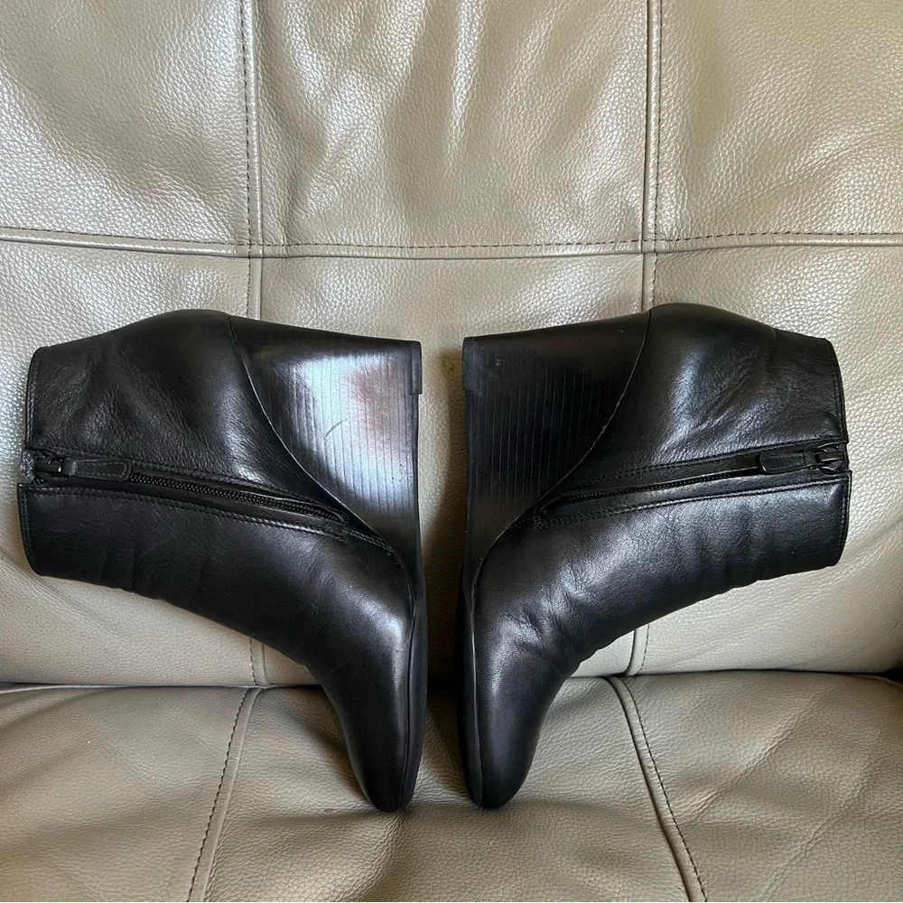 Tory Burch Black Leather Lowell Wedge Ankle Boots Sz 8.5 Classic Chic Minimalist